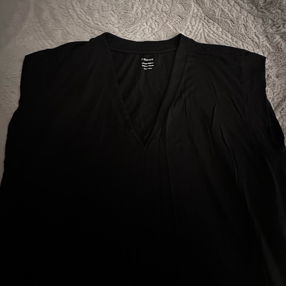 Le High Rise V Neck Tee in Noir
